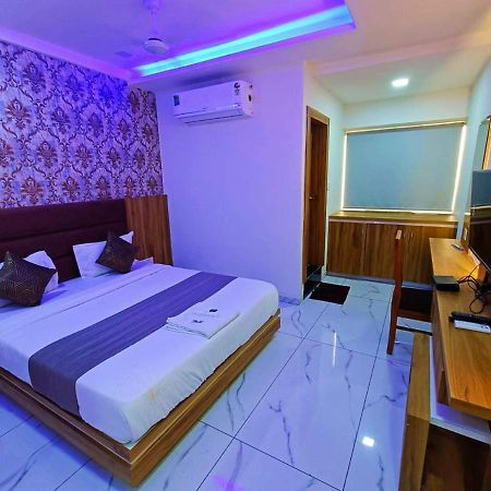 Hotel Rock Anand Bagian luar foto