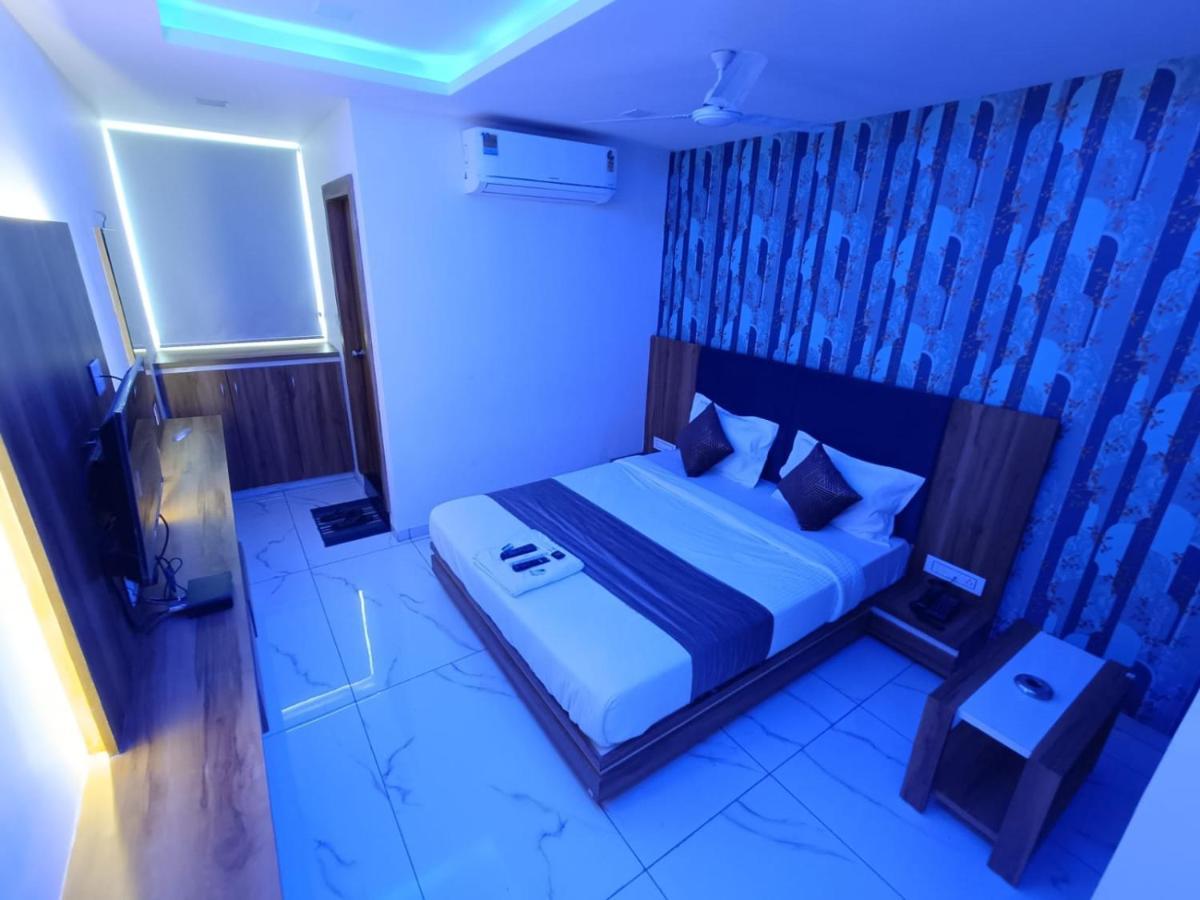 Hotel Rock Anand Bagian luar foto