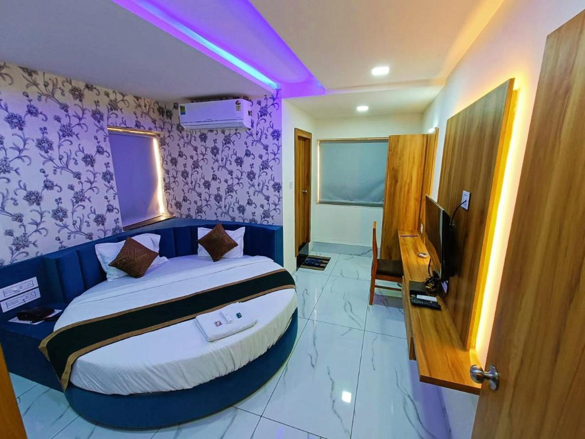 Hotel Rock Anand Bagian luar foto