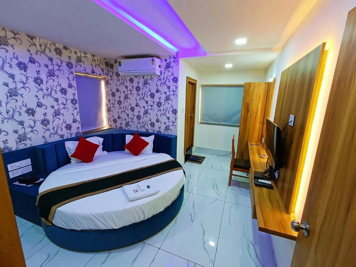 Hotel Rock Anand Bagian luar foto