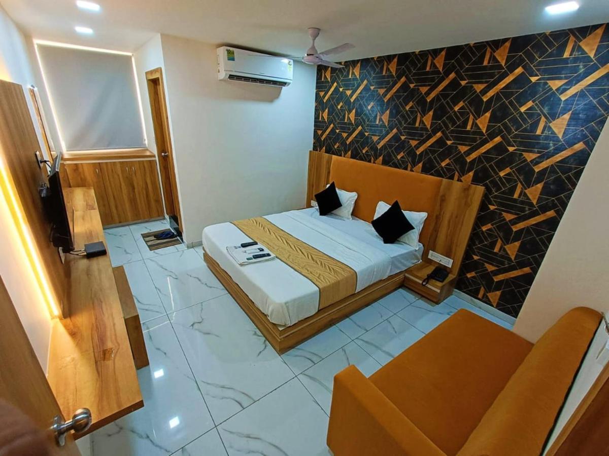 Hotel Rock Anand Bagian luar foto