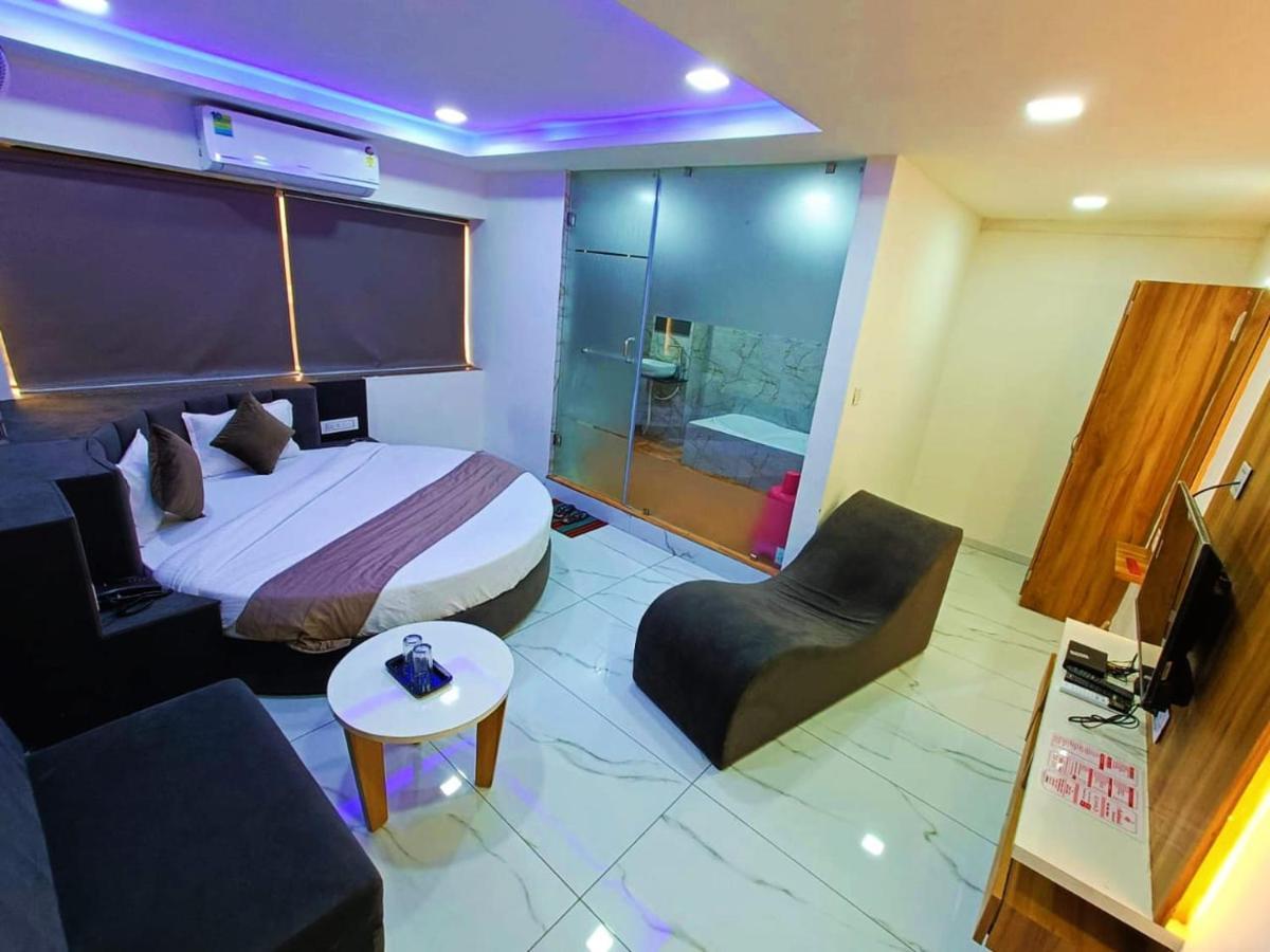 Hotel Rock Anand Bagian luar foto
