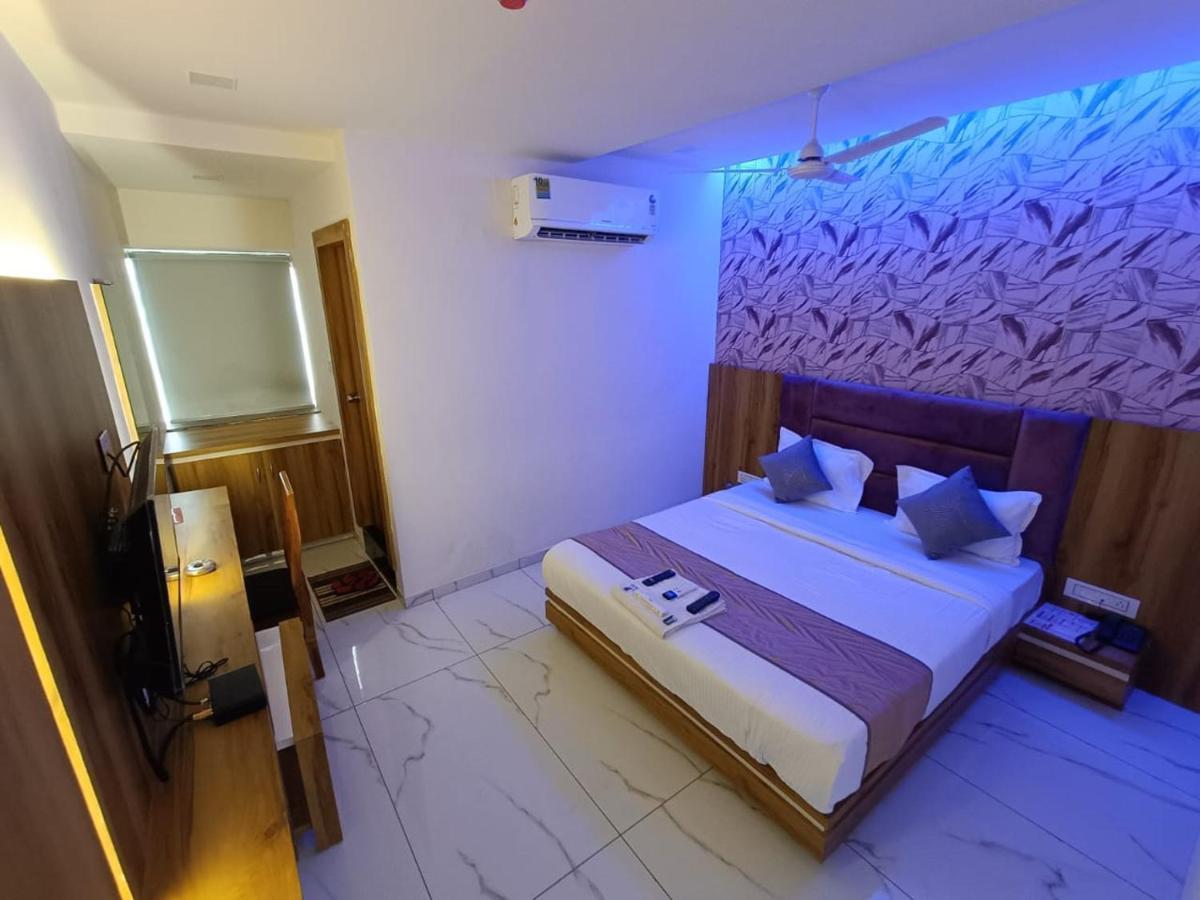Hotel Rock Anand Bagian luar foto