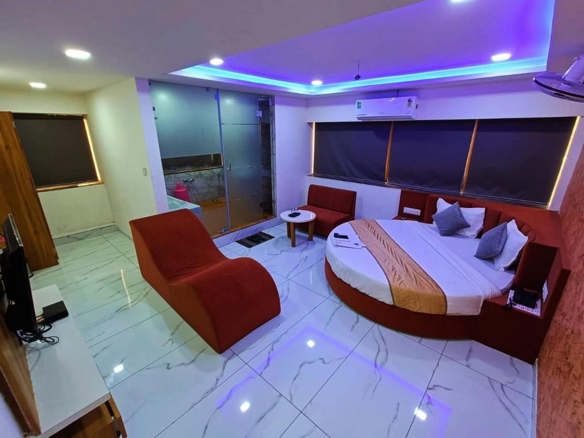 Hotel Rock Anand Bagian luar foto