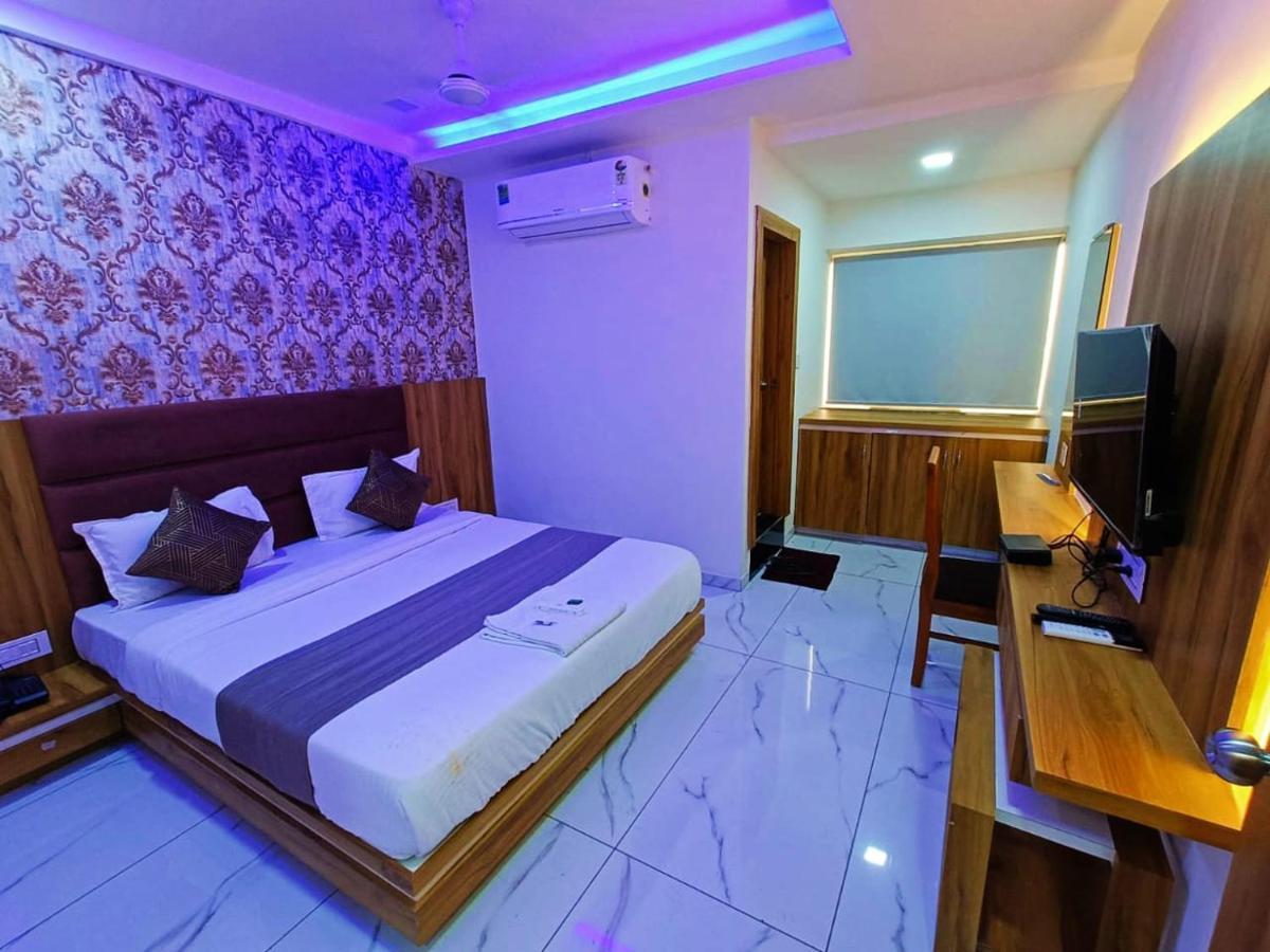 Hotel Rock Anand Bagian luar foto